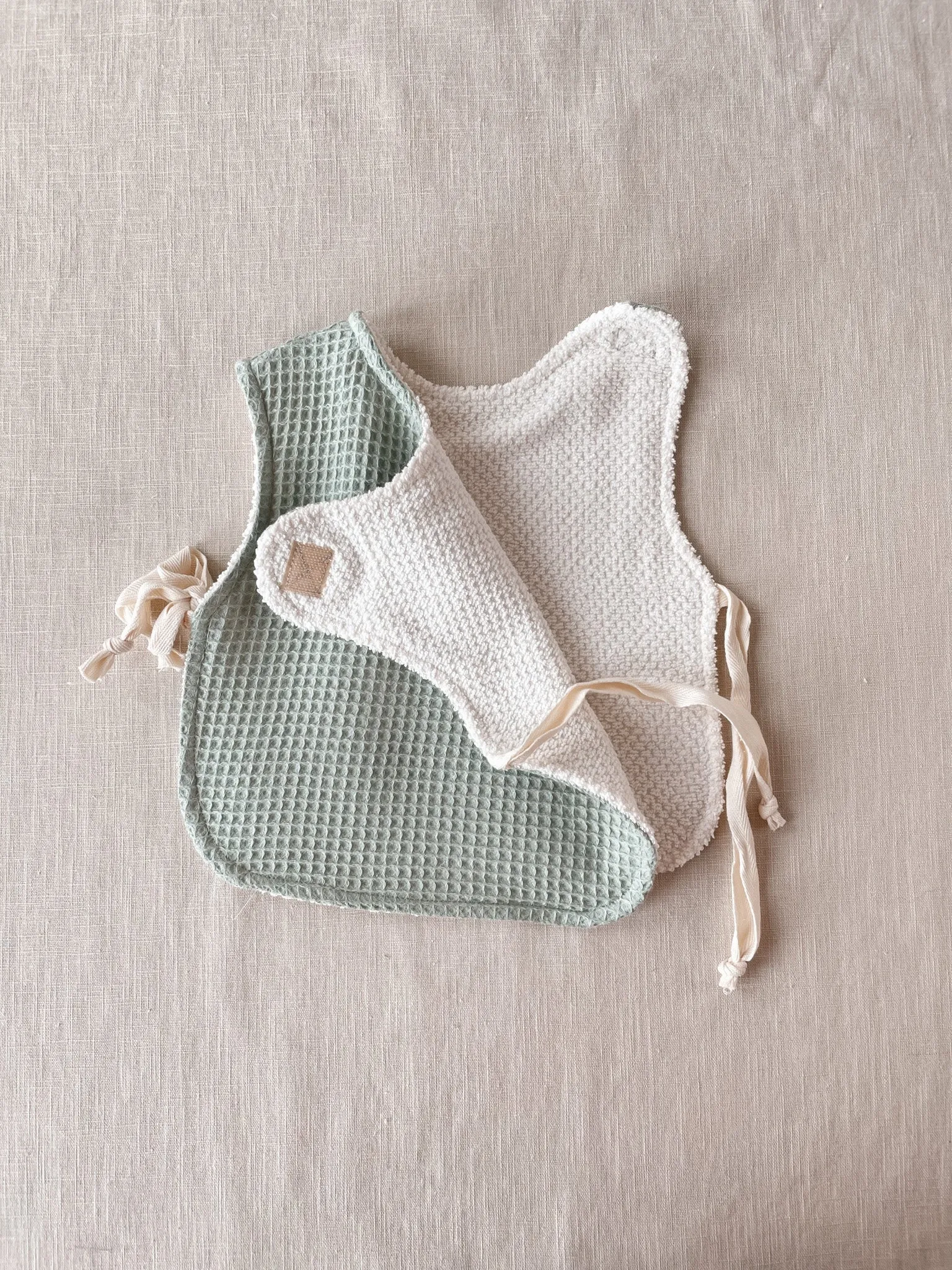 Baby & toddler bib / sage